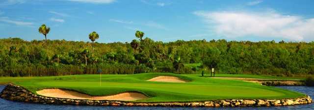 Moon Spa & GC - Lakes: signature hole